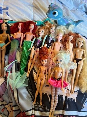 Assorted lot of Disney dolls